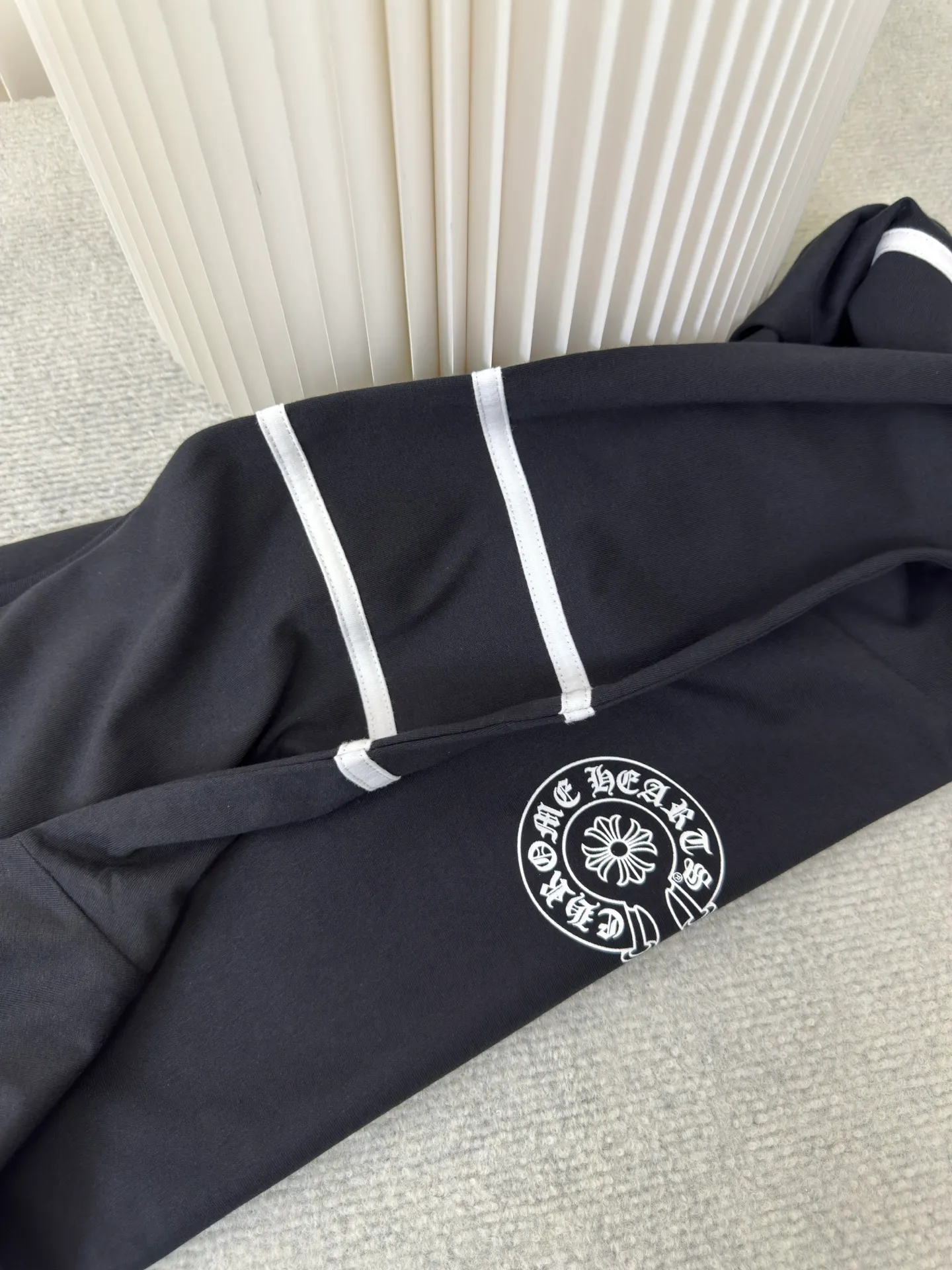 P290 Chrome Hear printed spliced ​​long sleeves. The fabric is made of 26-woven 200g cotton. Splicing design. The printing is glue printing. Customized accessories. Size S M L